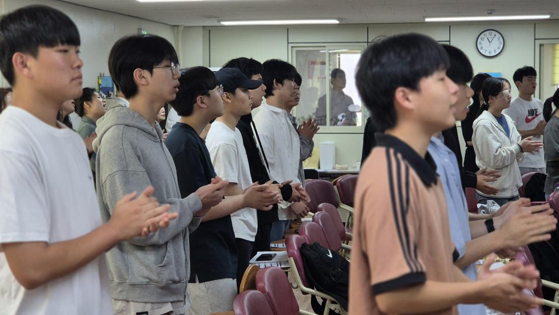 20250525_110518.jpg : 5월 25일 고등부 예배 사진입니다~