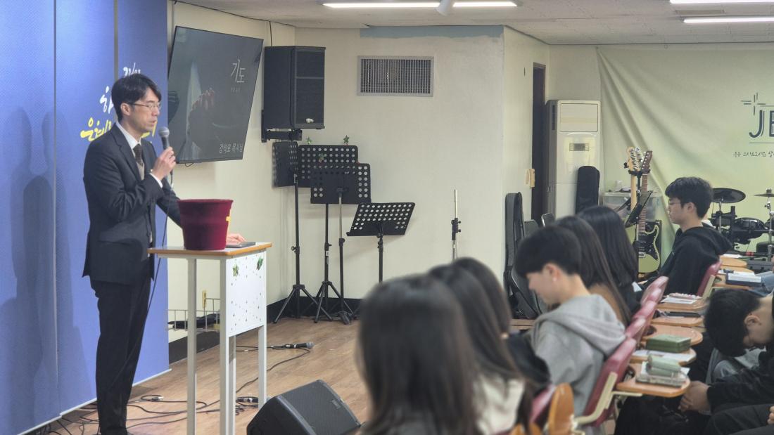 KakaoTalk_20260325_015145517_02.jpg : 3월 22일 고등부 예배 사진입니다~