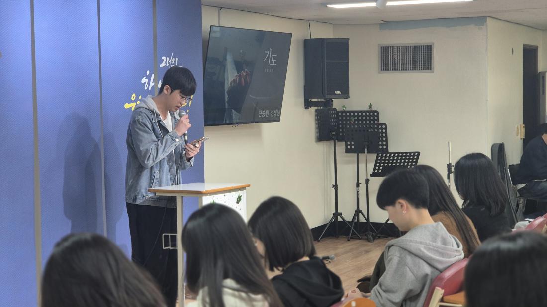 KakaoTalk_20260325_015145517_01.jpg : 3월 22일 고등부 예배 사진입니다~