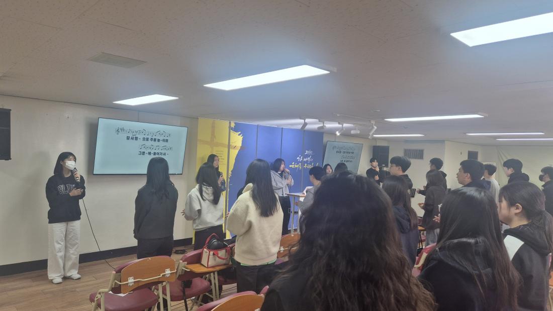 KakaoTalk_20260325_015145517.jpg : 3월 22일 고등부 예배 사진입니다~