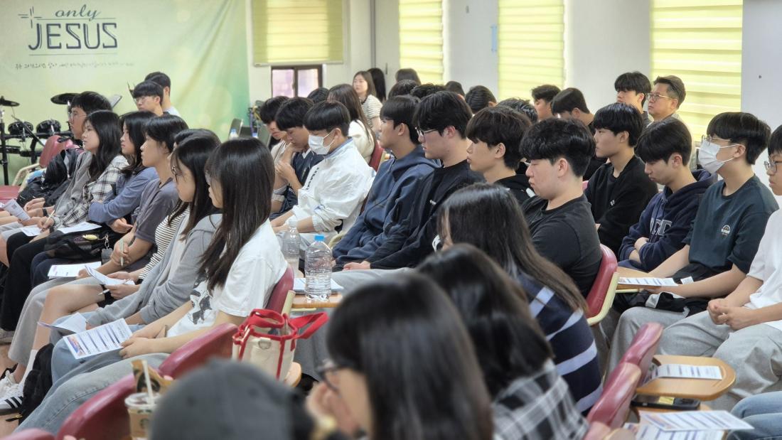 20250601_112938.jpg : 6월 1일 고등부 예배 사진입니다~