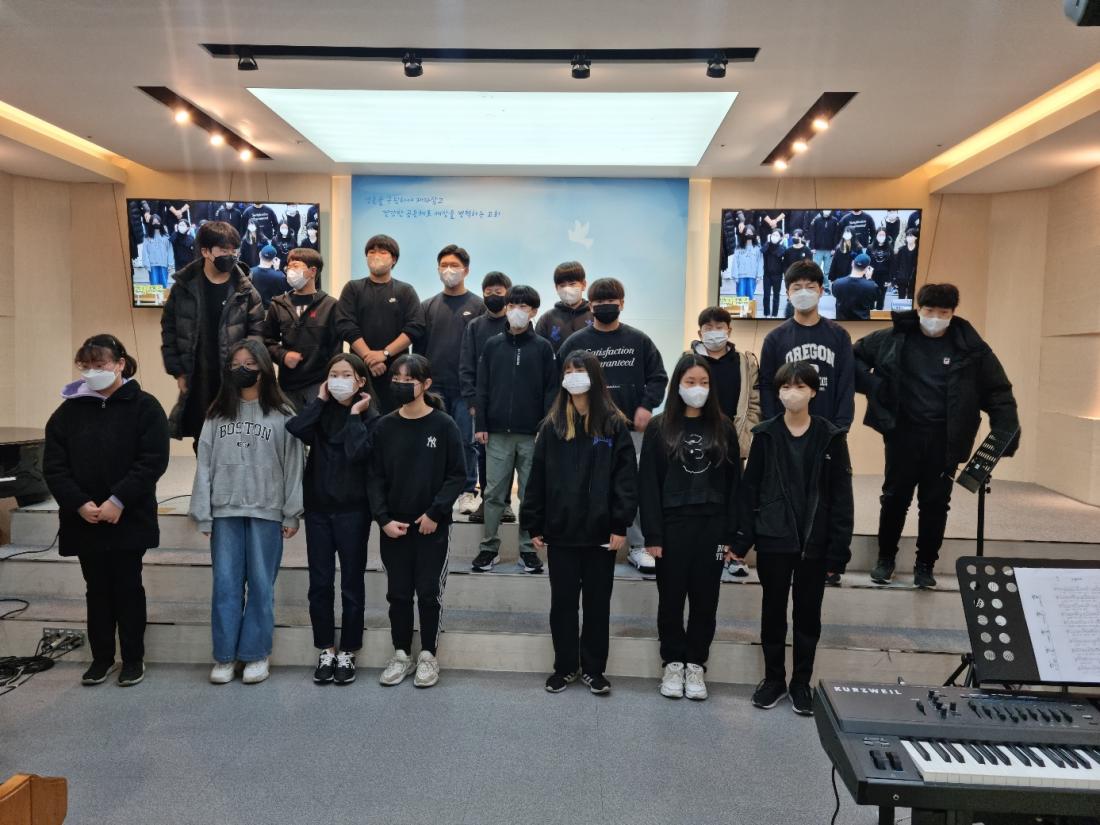 B0D689B4-BF9B-4163-8F57-7CD117C9D577.jpeg : 2022.12.25 초등부 예배입니다. (초등부 수료식, 2022년 시상, 성탄절)