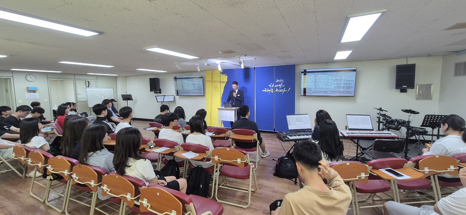KakaoTalk_20240618_214725312_05.jpg : 6/16 고등부 예배 사진입니다