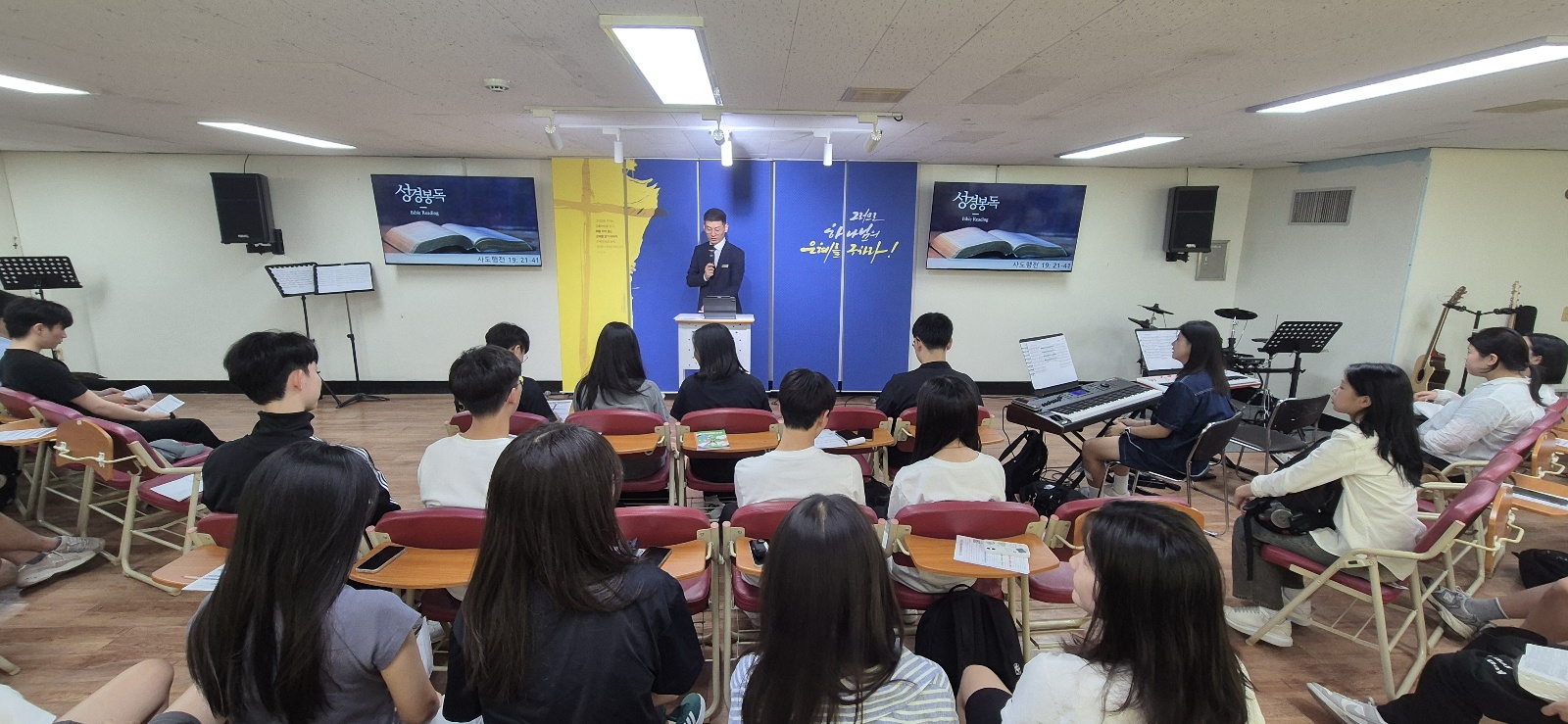 KakaoTalk_20240618_214725312_04.jpg : 6/16 고등부 예배 사진입니다