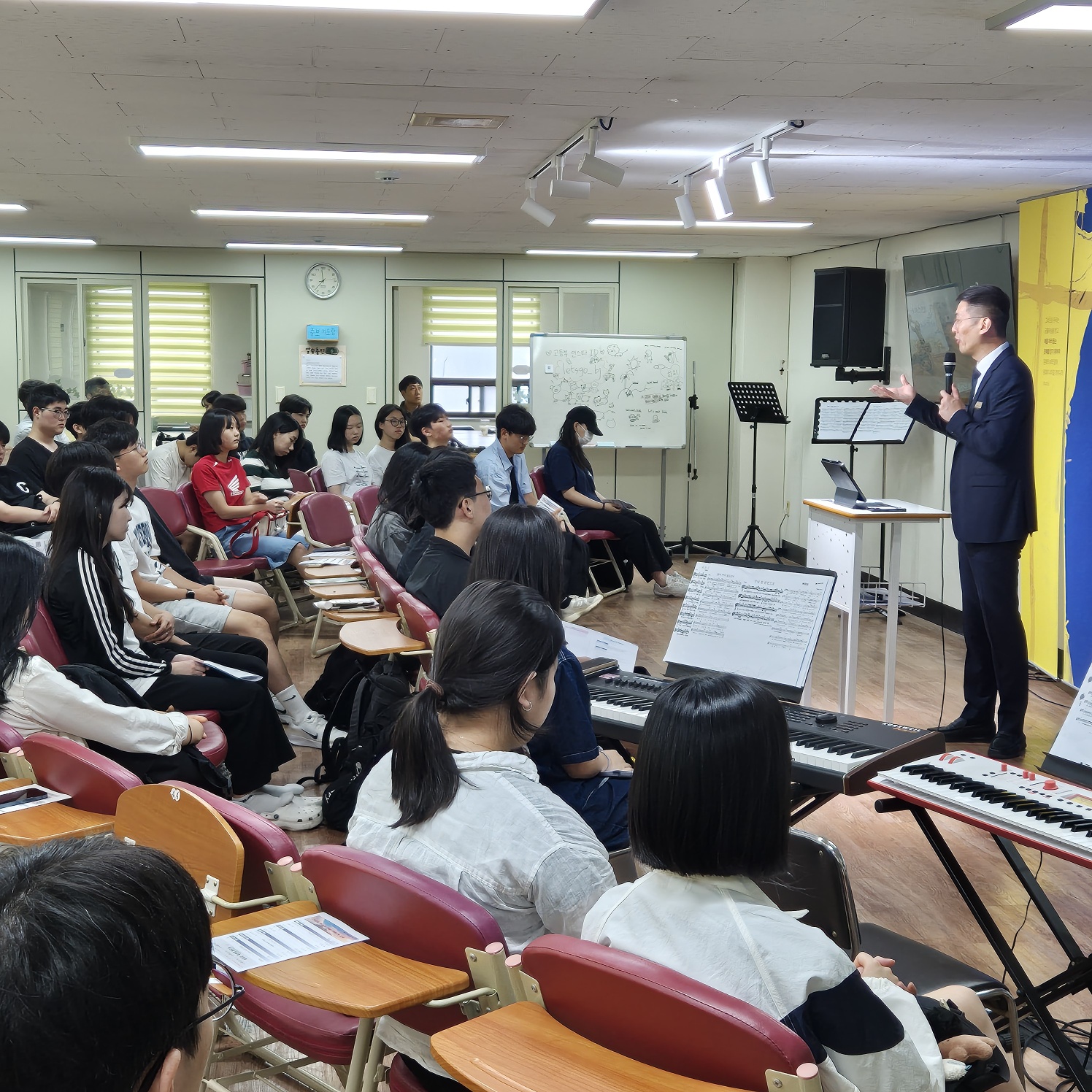 KakaoTalk_20240618_214725312_08.jpg : 6/16 고등부 예배 사진입니다
