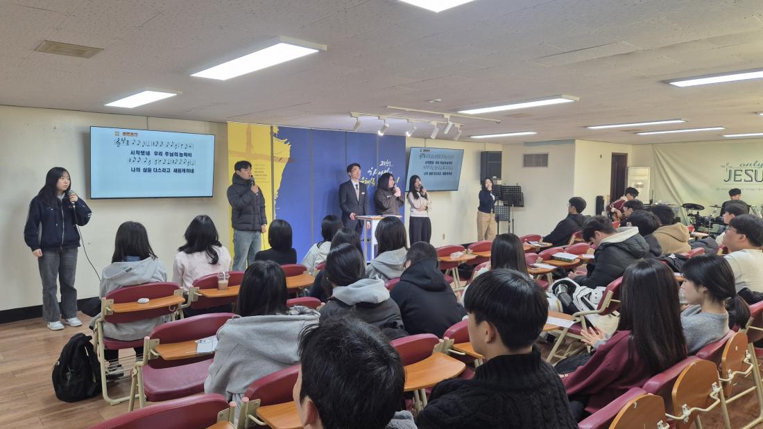 KakaoTalk_20260307_140110954_05.jpg : 2월 1일 고등부 예배 사진입니다~