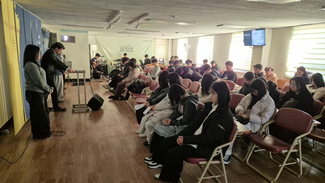 KakaoTalk_20260307_140209567_07.jpg : 2월 8일 고등부 예배 사진입니다~