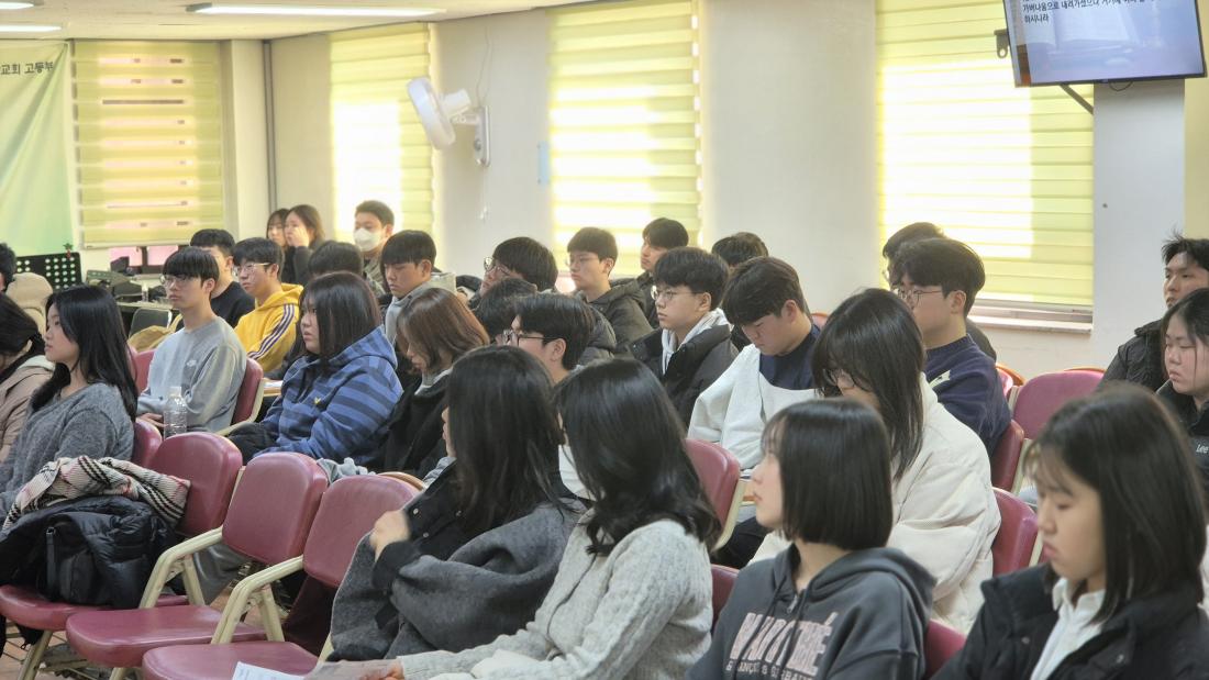 KakaoTalk_20260307_140209567_05.jpg : 2월 8일 고등부 예배 사진입니다~