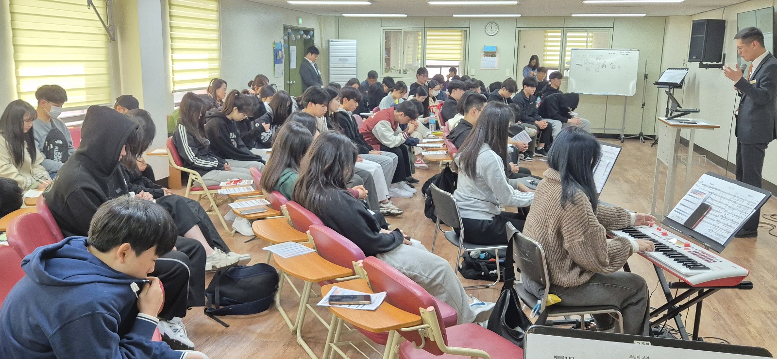 KakaoTalk_20240401_002628176_06.jpg : 3/31 고등부 예배 사진입니다