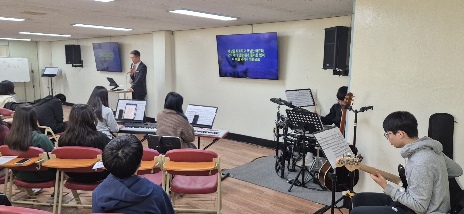 KakaoTalk_20240401_002628176_05.jpg : 3/31 고등부 예배 사진입니다
