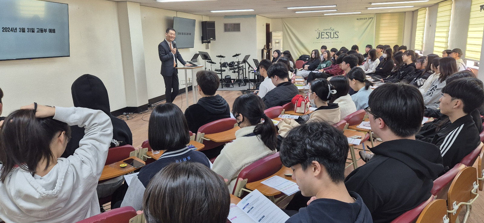 KakaoTalk_20240401_002628176_03.jpg : 3/31 고등부 예배 사진입니다