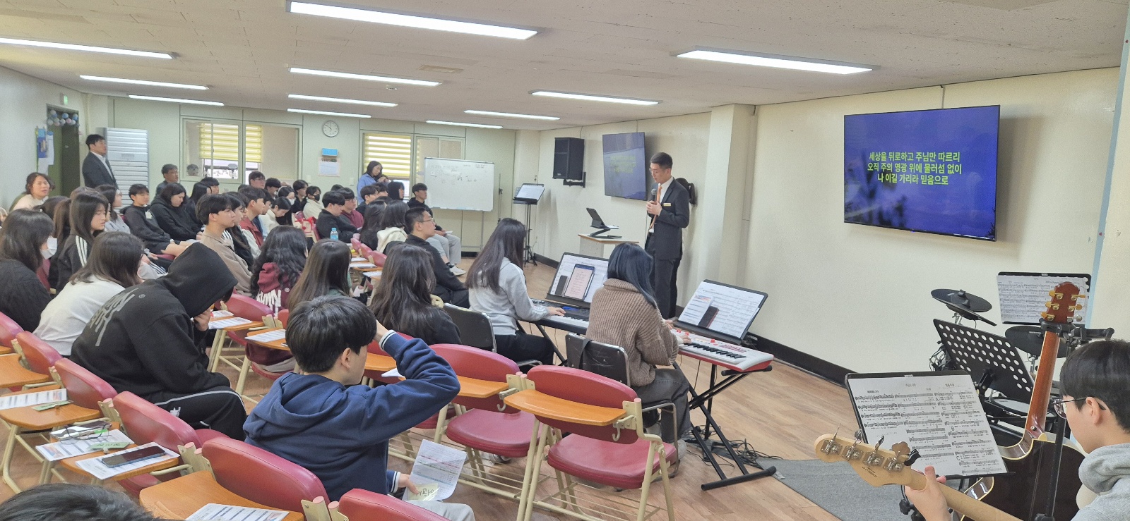 KakaoTalk_20240401_002628176_04.jpg : 3/31 고등부 예배 사진입니다