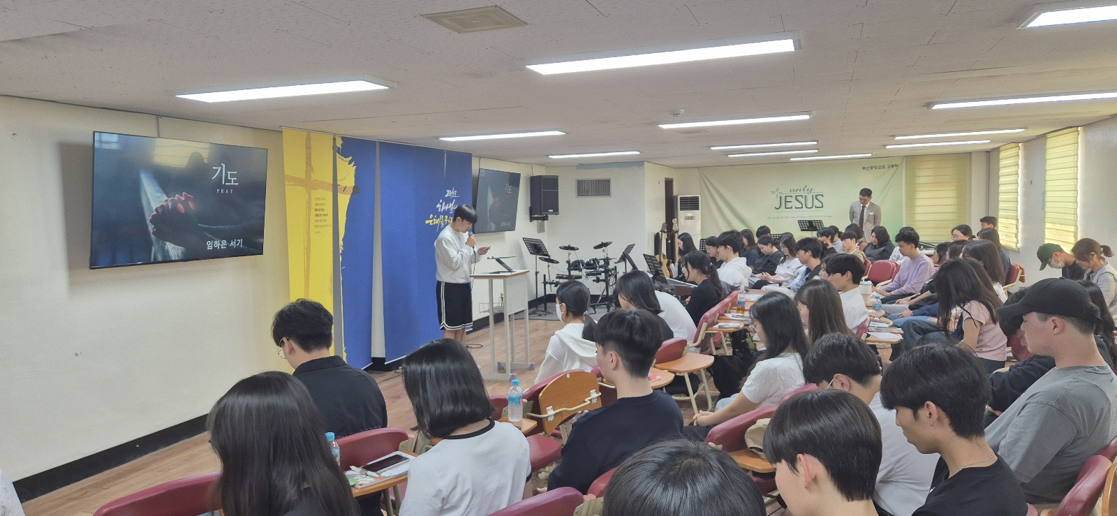 KakaoTalk_20240520_013736781_02.jpg : 5월 19일 고등부 예배 사진입니다