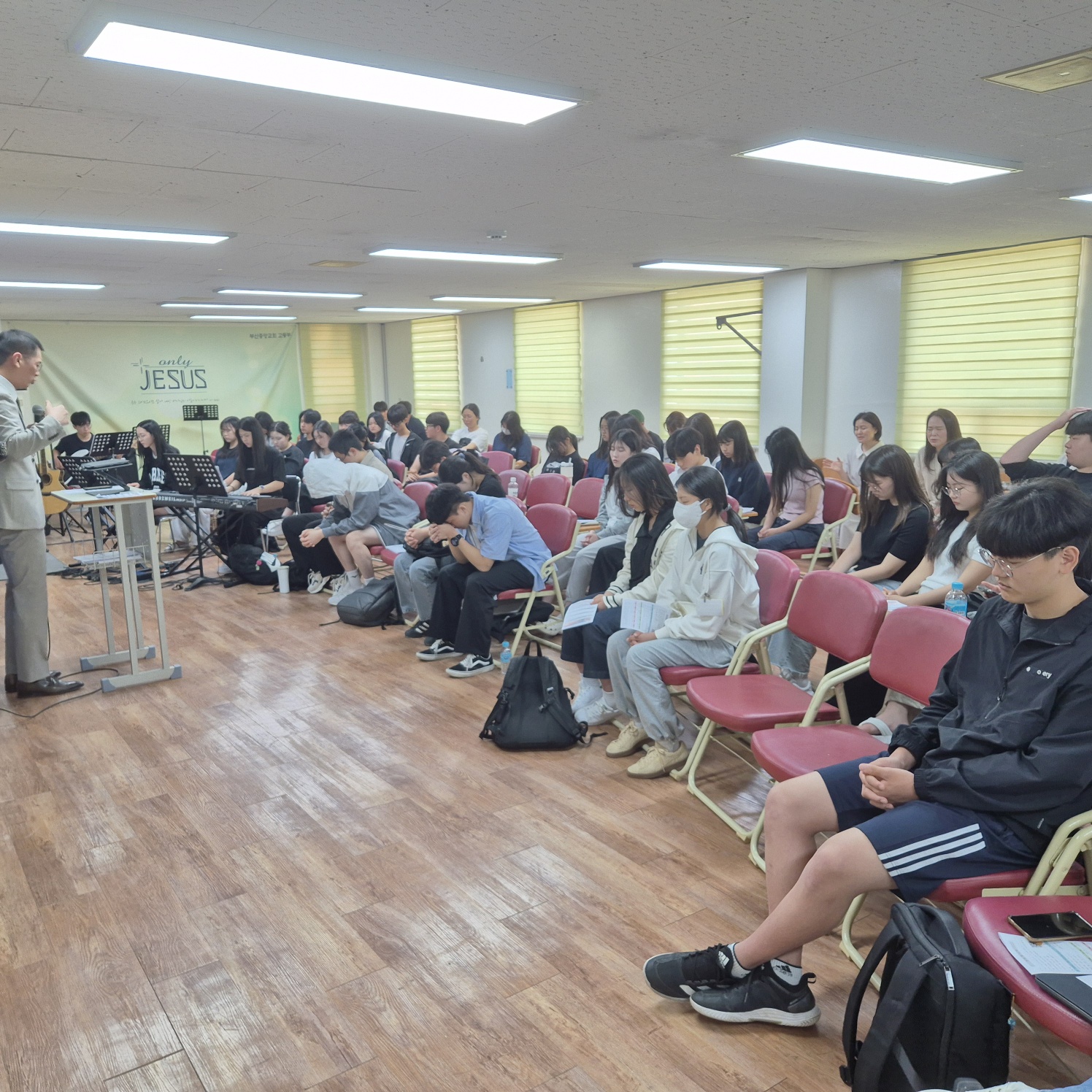 KakaoTalk_20240520_013736781_12.jpg : 5월 19일 고등부 예배 사진입니다