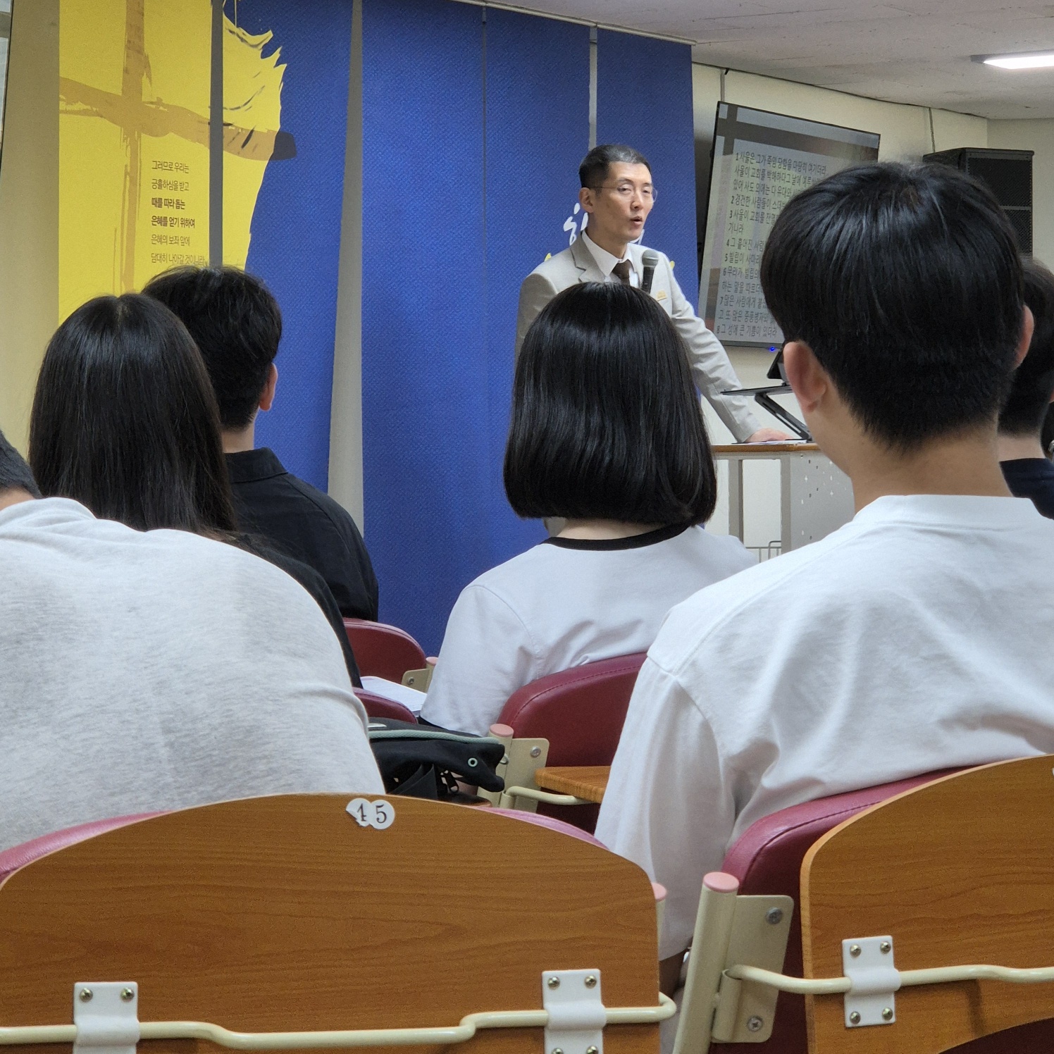 KakaoTalk_20240520_013736781_08.jpg : 5월 19일 고등부 예배 사진입니다