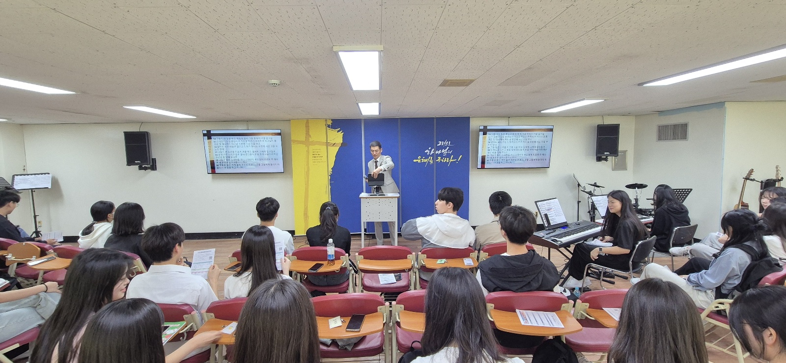 KakaoTalk_20240520_013736781_07.jpg : 5월 19일 고등부 예배 사진입니다