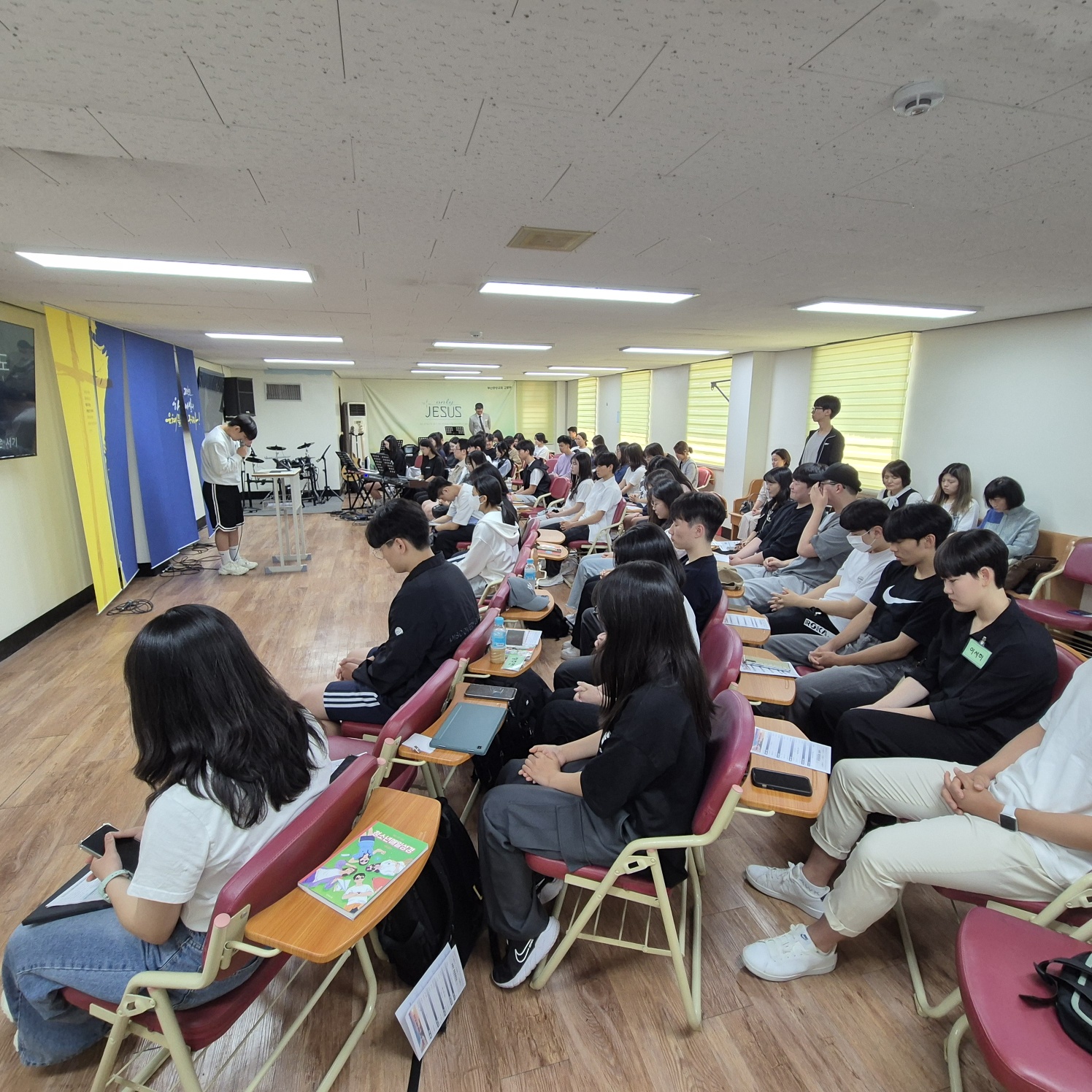 KakaoTalk_20240520_013736781_04.jpg : 5월 19일 고등부 예배 사진입니다