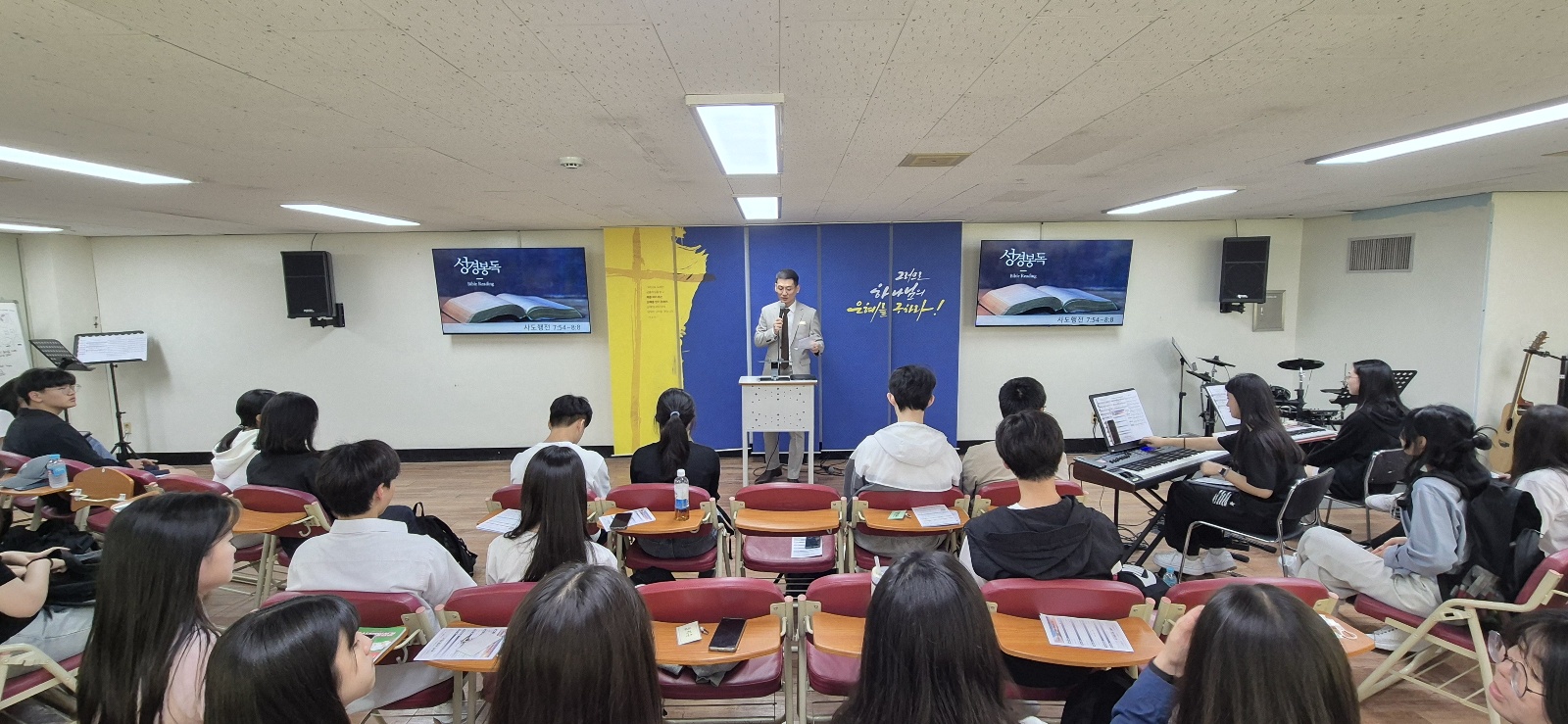 KakaoTalk_20240520_013736781_06.jpg : 5월 19일 고등부 예배 사진입니다
