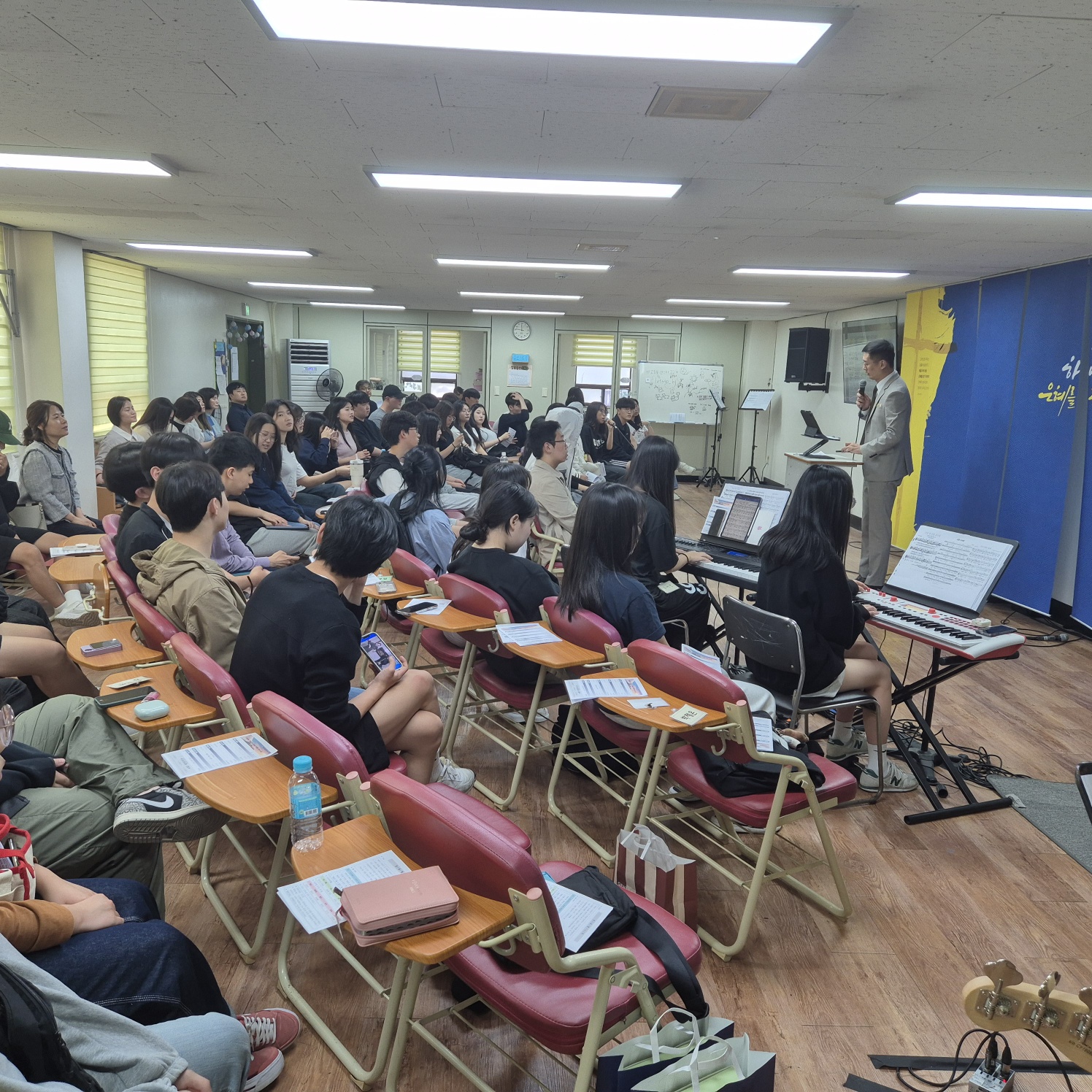 KakaoTalk_20240520_013736781_09.jpg : 5월 19일 고등부 예배 사진입니다