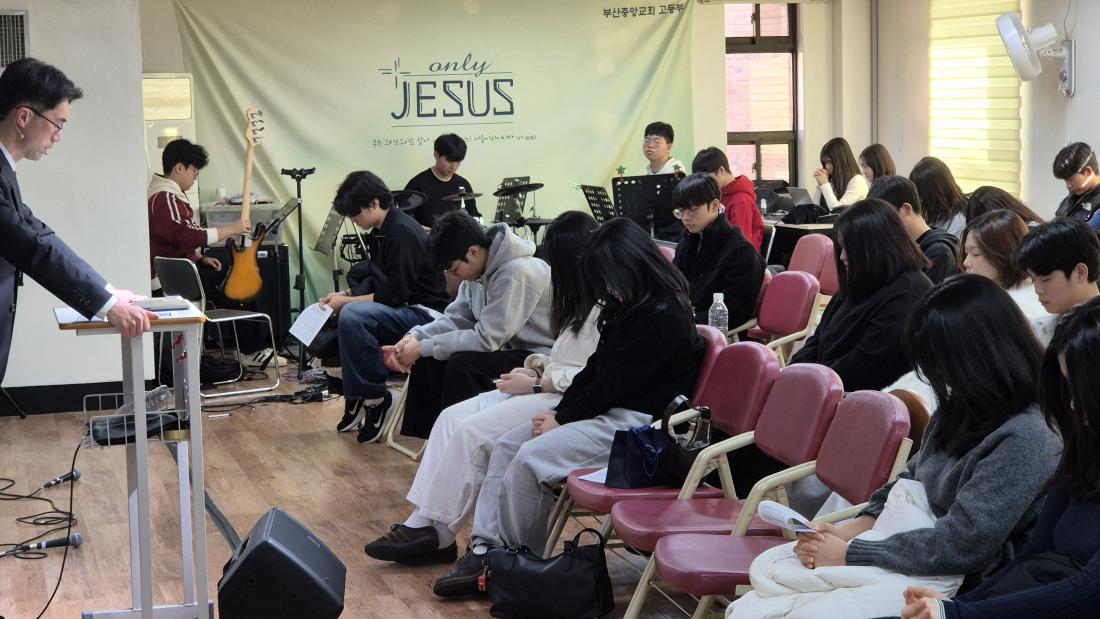 KakaoTalk_20260307_140240763_04.jpg : 2월 15일 고등부 예배 사진입니다~