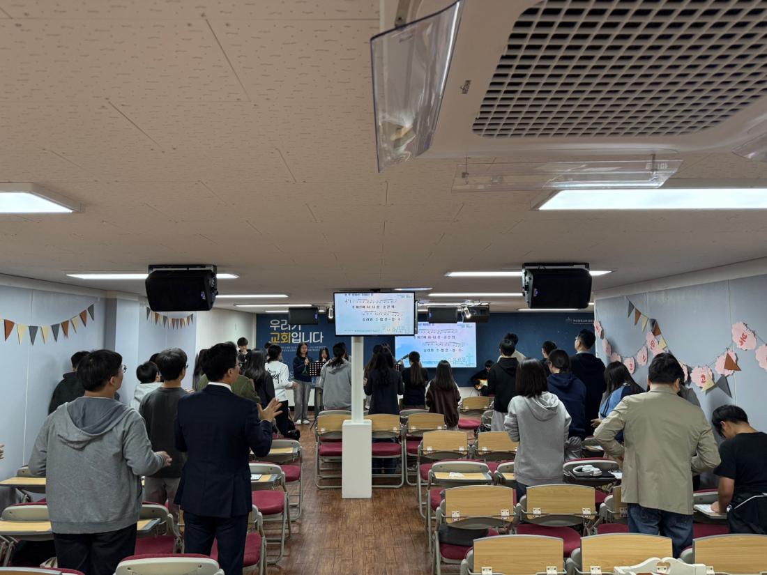 [크기변환]KakaoTalk_20251102_194524230.jpg : 2025. 11. 2. 중등부 예배 (11월 생일 축하)