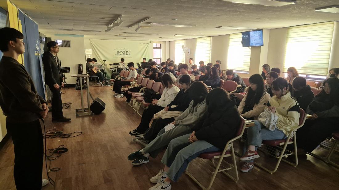 KakaoTalk_20260307_140308779_06.jpg : 2월 22일 고등부 예배 사진입니다~