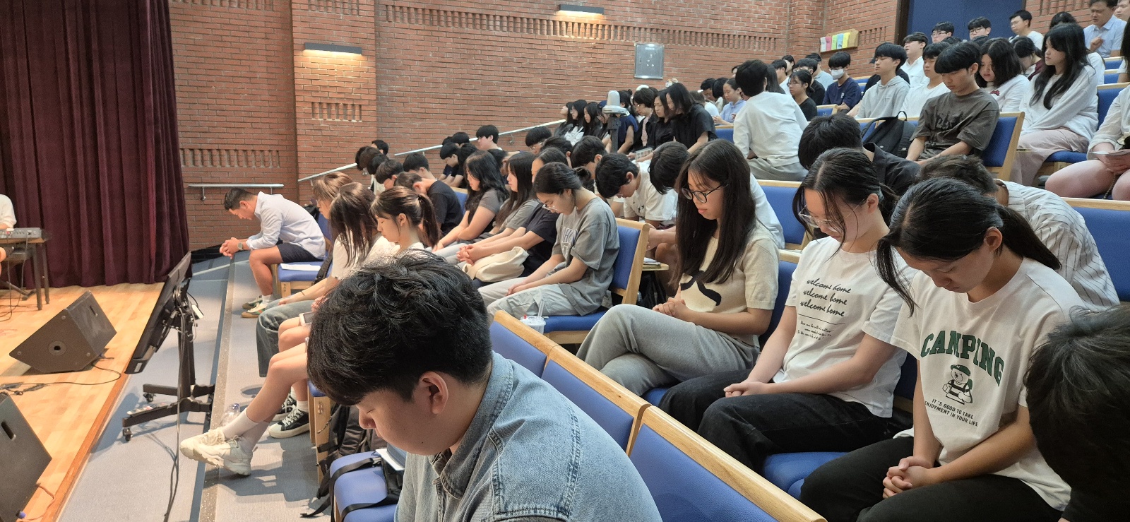 KakaoTalk_20240812_003249879_12.jpg : 8월 11일 고등부 예배 사진입니다