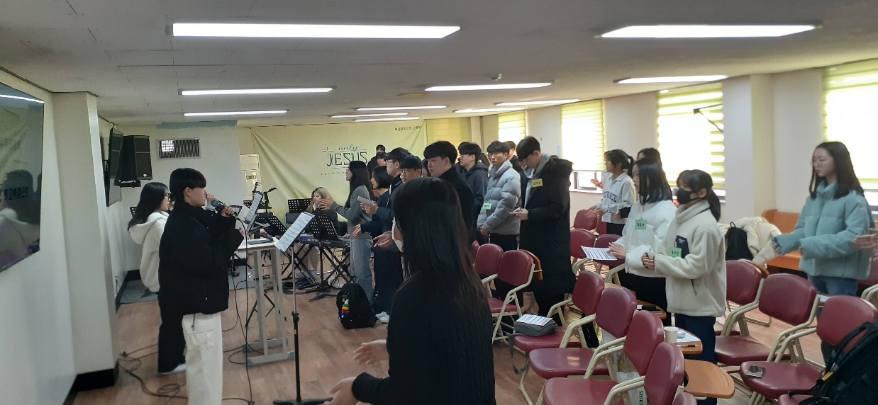 KakaoTalk_20240211_224057434_01.jpg : 2/11 고등부 예배 사진입니다