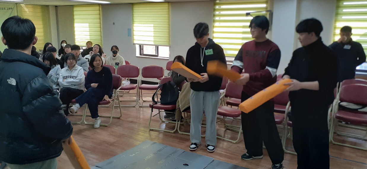 KakaoTalk_20240211_224057434_07.jpg : 2/11 고등부 예배 사진입니다