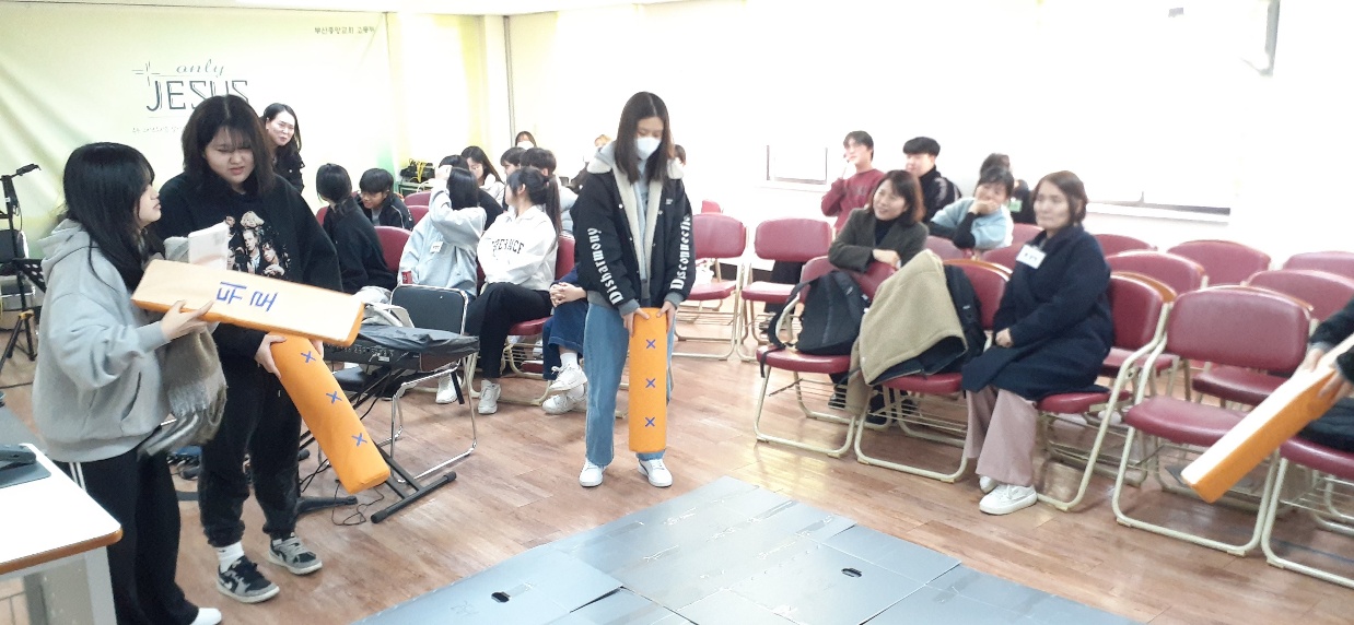 KakaoTalk_20240211_224057434_08.jpg : 2/11 고등부 예배 사진입니다