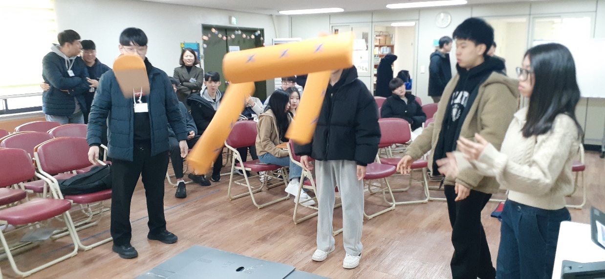 KakaoTalk_20240211_224057434_12.jpg : 2/11 고등부 예배 사진입니다