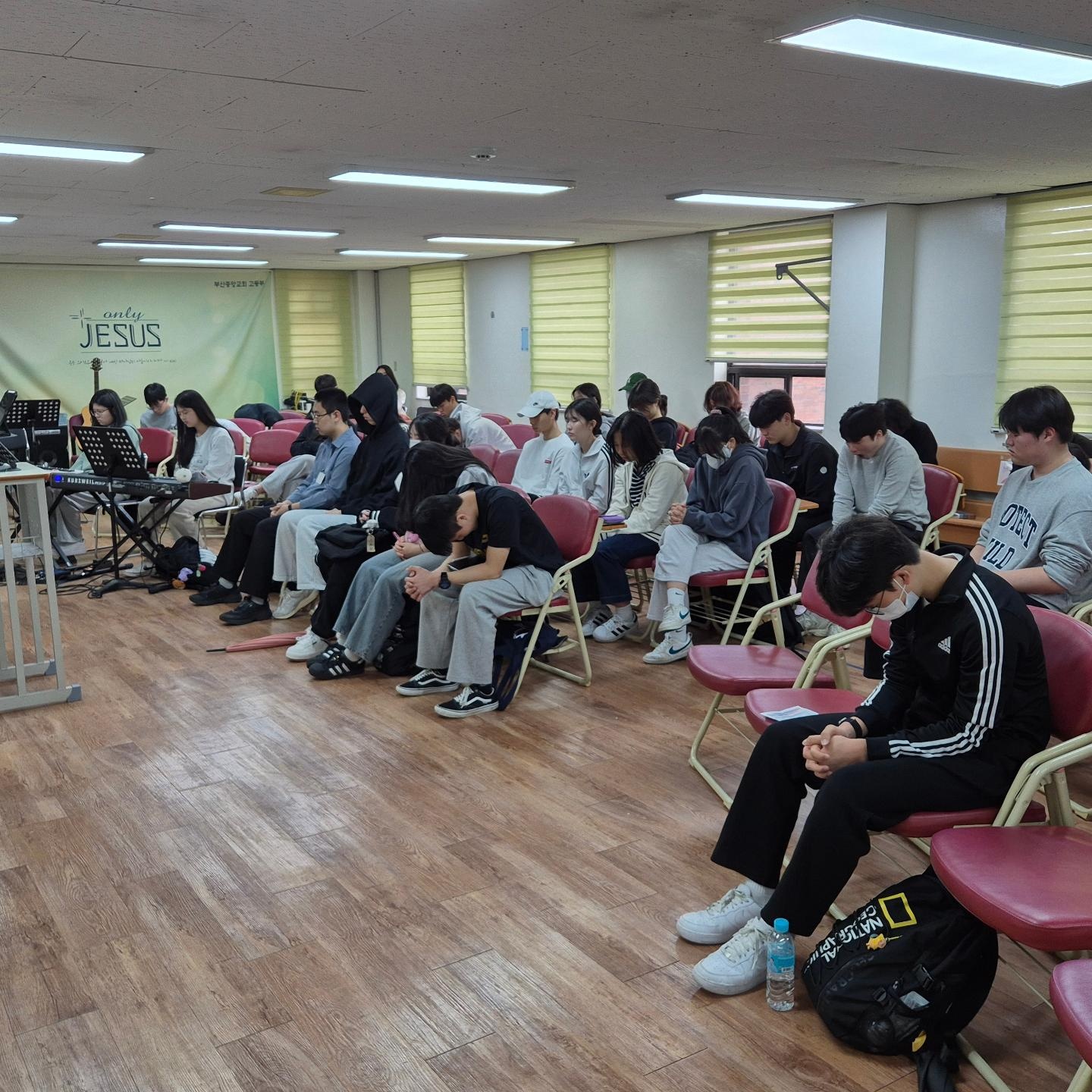 KakaoTalk_20240422_010944458_08.jpg : 4/21 고등부 예배 사진입니다