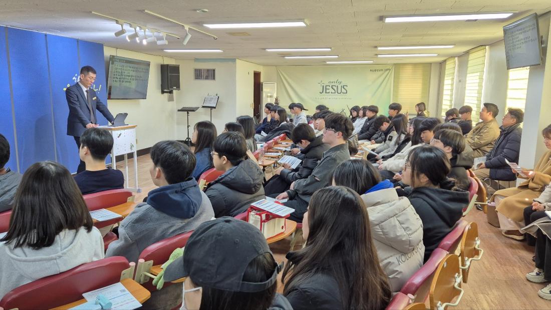 KakaoTalk_20250314_212658559_05.jpg : 2월 23일 고등부 예배 사진입니다