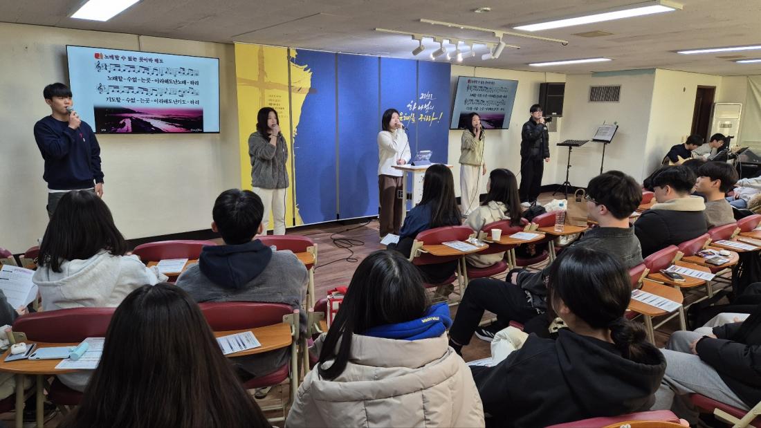 KakaoTalk_20250314_212658559.jpg : 2월 23일 고등부 예배 사진입니다