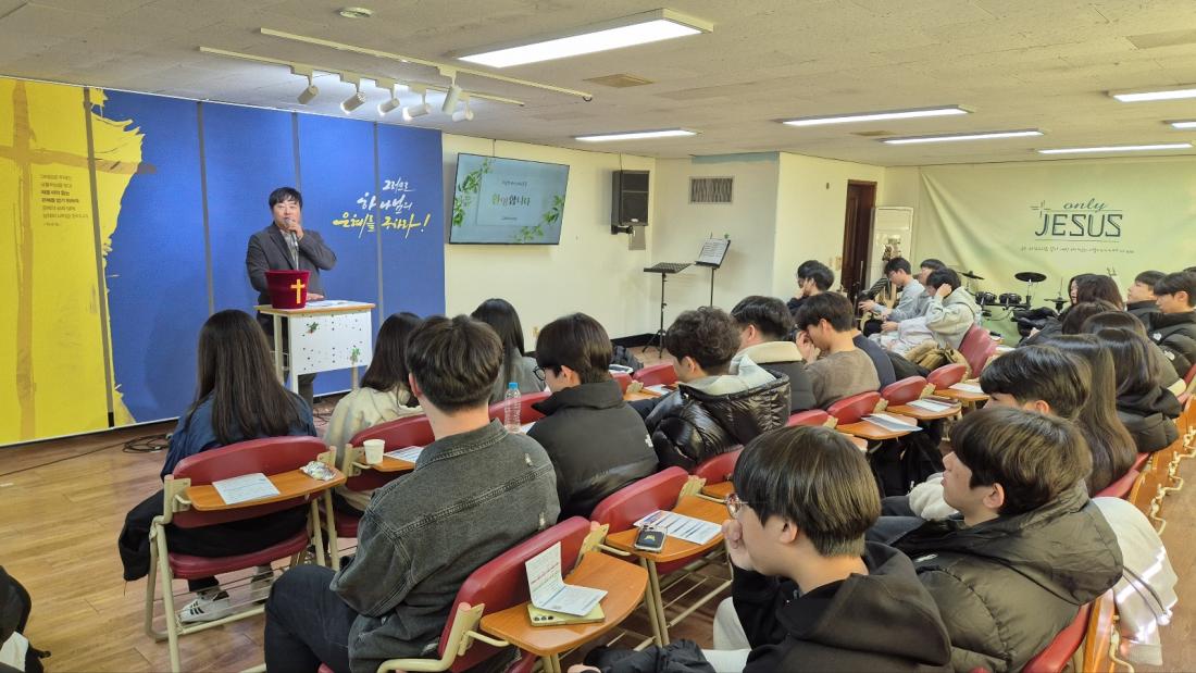 KakaoTalk_20250314_212658559_04.jpg : 2월 23일 고등부 예배 사진입니다
