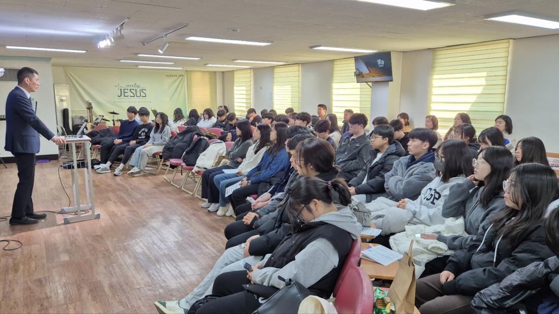 KakaoTalk_20250314_212658559_06.jpg : 2월 23일 고등부 예배 사진입니다
