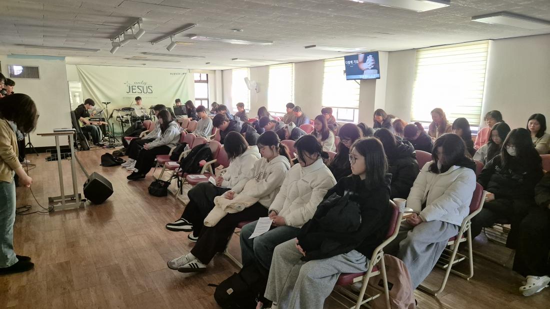 KakaoTalk_20260309_014834641_07.jpg : 3월 8일 고등부 예배 사진입니다~