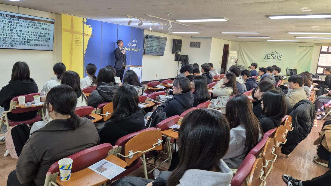 KakaoTalk_20260309_014834641_03.jpg : 3월 8일 고등부 예배 사진입니다~