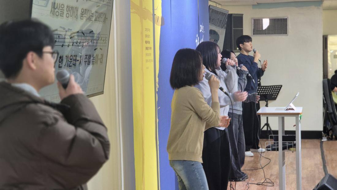 KakaoTalk_20260309_014834641.jpg : 3월 8일 고등부 예배 사진입니다~