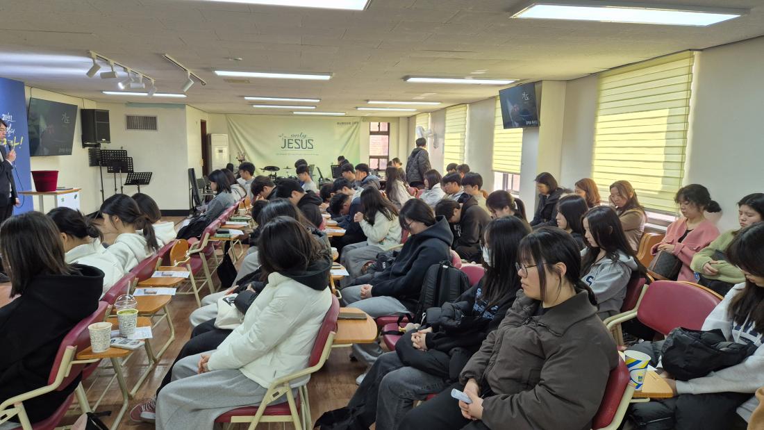 KakaoTalk_20260309_014834641_02.jpg : 3월 8일 고등부 예배 사진입니다~