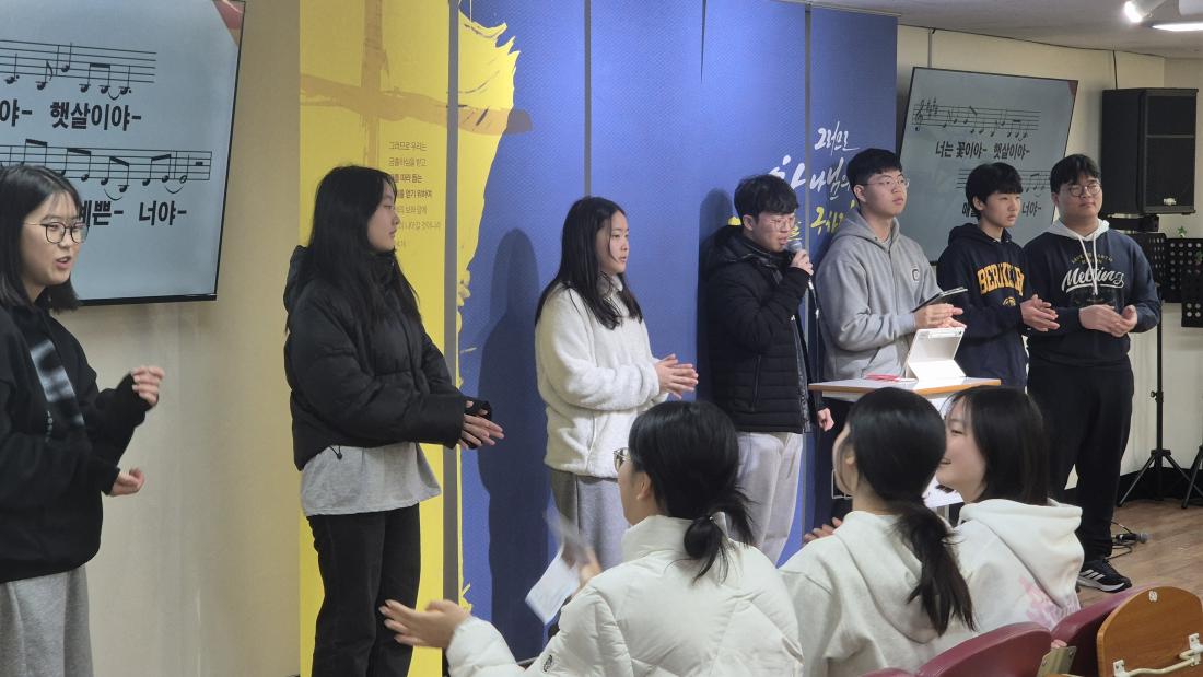 KakaoTalk_20260309_014834641_10.jpg : 3월 8일 고등부 예배 사진입니다~