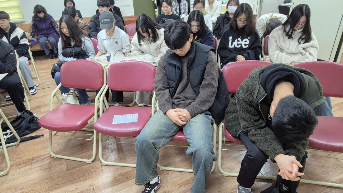 KakaoTalk_20250314_212727960_12.jpg : 3월 2일 고등부 예배 사진입니다~