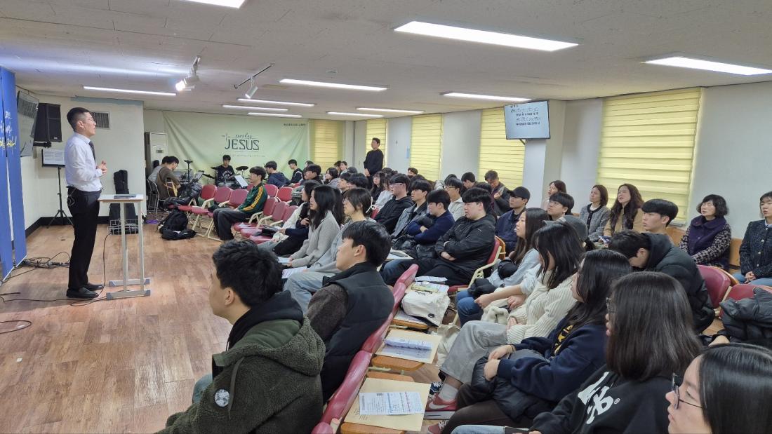 KakaoTalk_20250314_212727960_08.jpg : 3월 2일 고등부 예배 사진입니다~