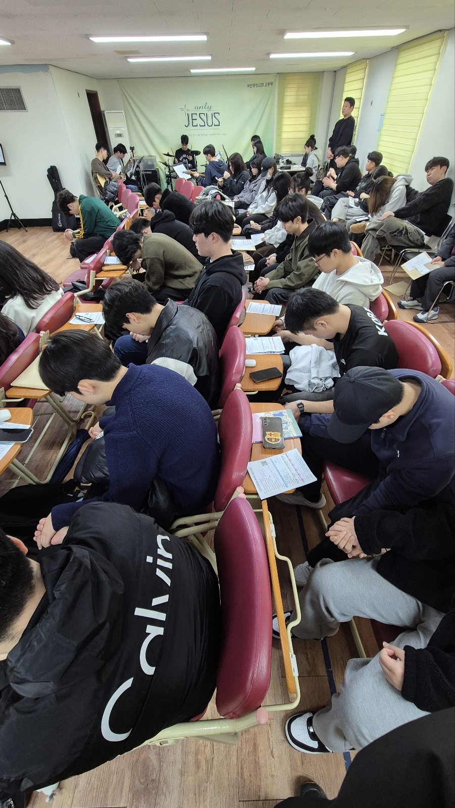 KakaoTalk_20250314_212727960_11.jpg : 3월 2일 고등부 예배 사진입니다~