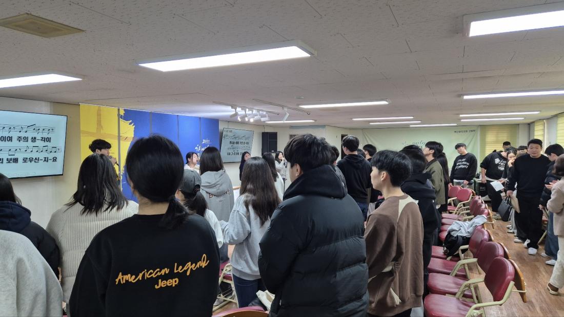 KakaoTalk_20250314_212727960_03.jpg : 3월 2일 고등부 예배 사진입니다~