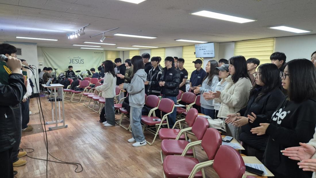 KakaoTalk_20250314_212727960_01.jpg : 3월 2일 고등부 예배 사진입니다~