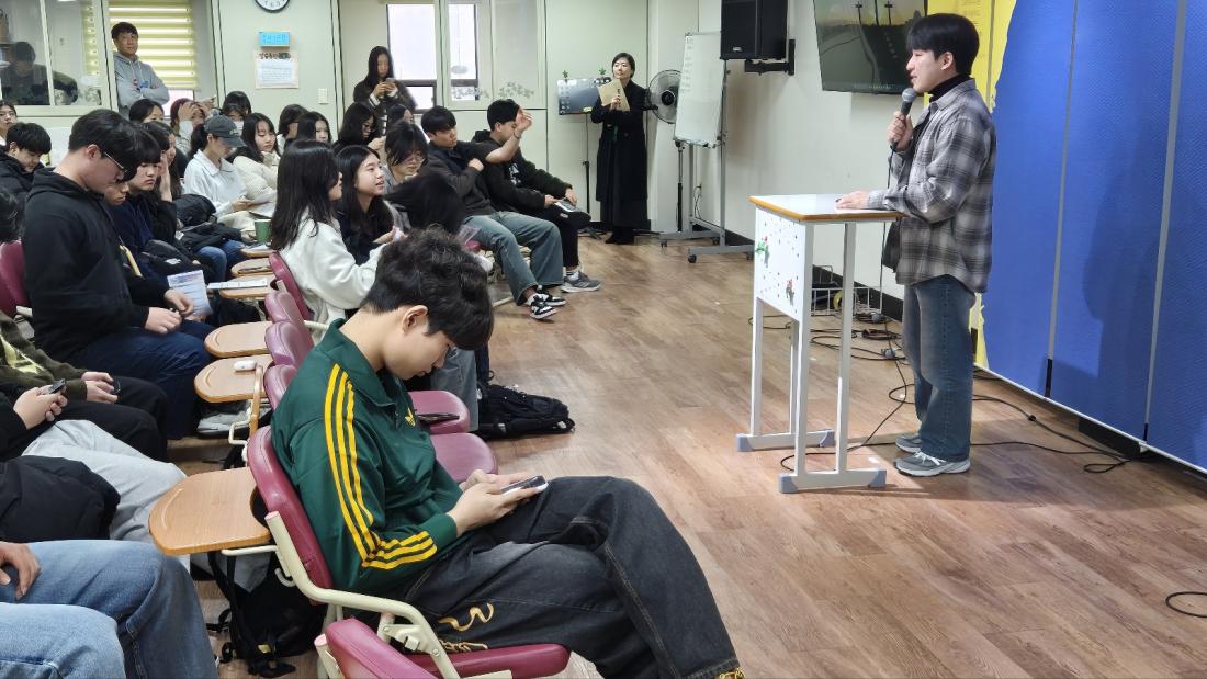 KakaoTalk_20250314_212727960_15.jpg : 3월 2일 고등부 예배 사진입니다~