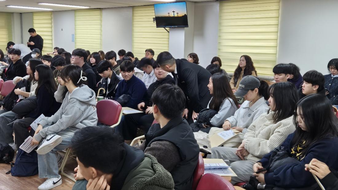 KakaoTalk_20250314_212727960_14.jpg : 3월 2일 고등부 예배 사진입니다~