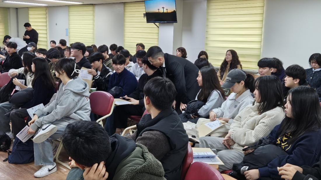 KakaoTalk_20250314_212727960_13.jpg : 3월 2일 고등부 예배 사진입니다~