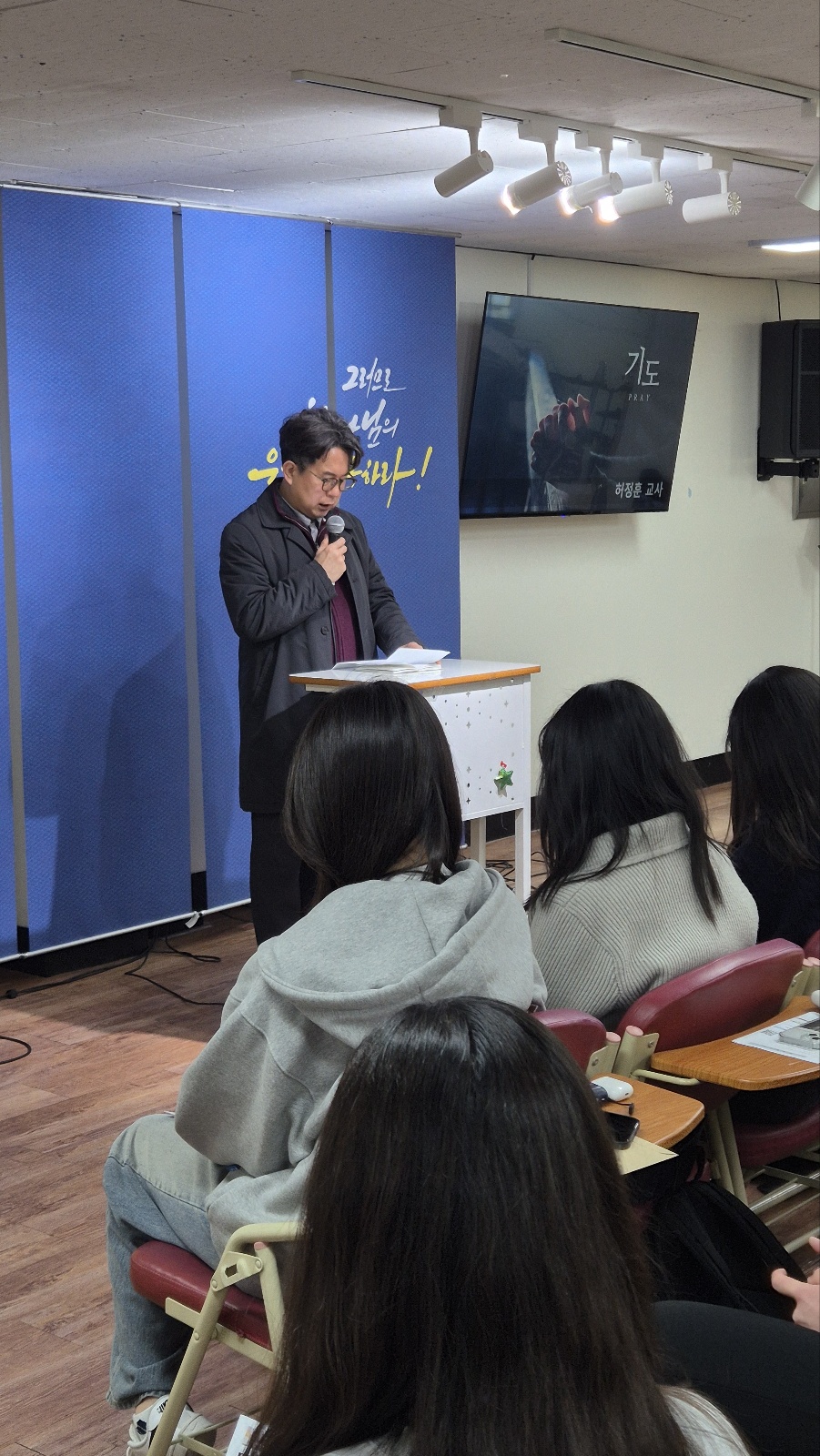 KakaoTalk_20250314_212727960_04.jpg : 3월 2일 고등부 예배 사진입니다~